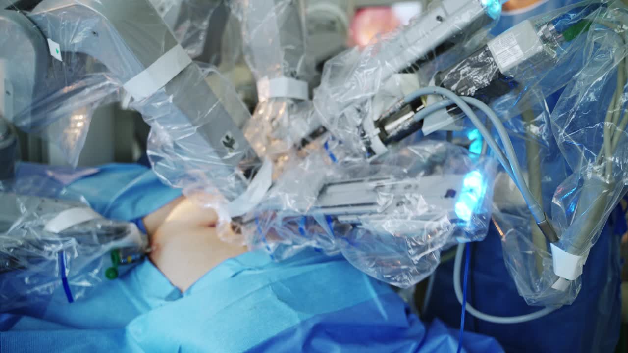 手术室微创机器人手术。医用外科机器人为病人做手术。高科技医疗机器人。视频素材