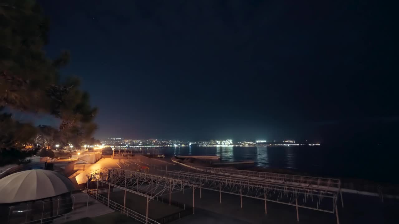 格伦兹克度假城市在夜晚用夜晚灯光的反射照亮了长廊和海湾，复制空间视频素材