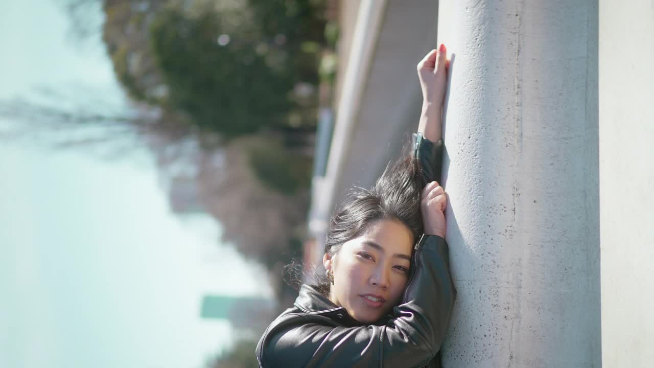 年轻女子躺在公园里的360度旋转肖像视频视频素材