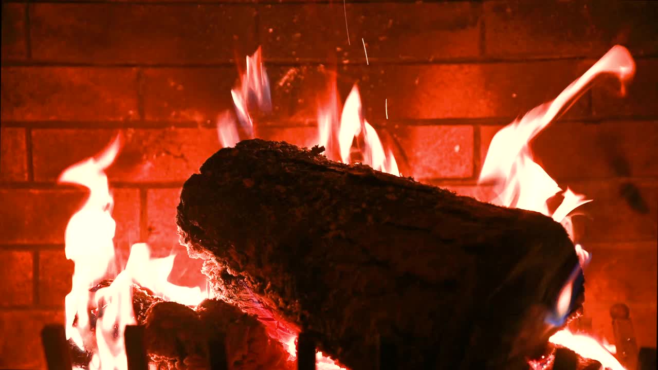 原木在壁炉里燃烧的特写视频视频素材
