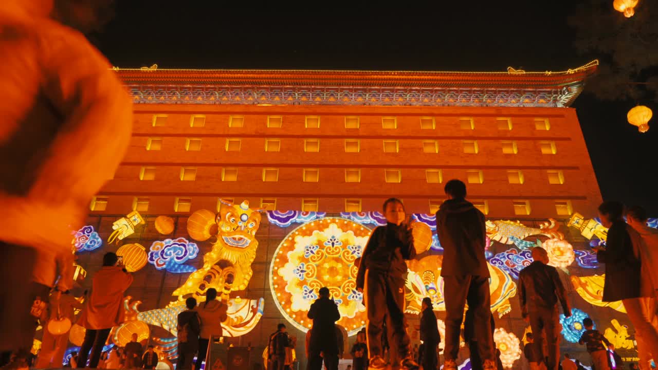 游客在中国陕西西安的城墙上观看灯光装饰视频素材