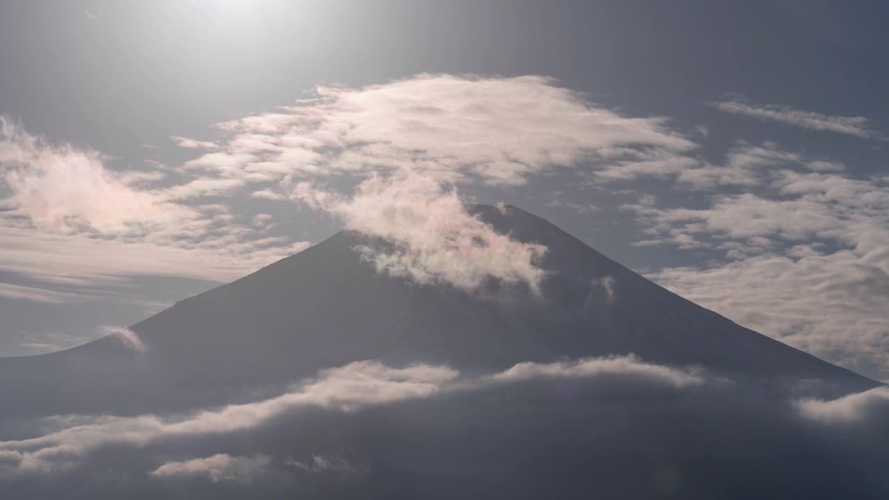 夕阳在彩虹云上向富士山顶峰落下(延时/放大)视频下载