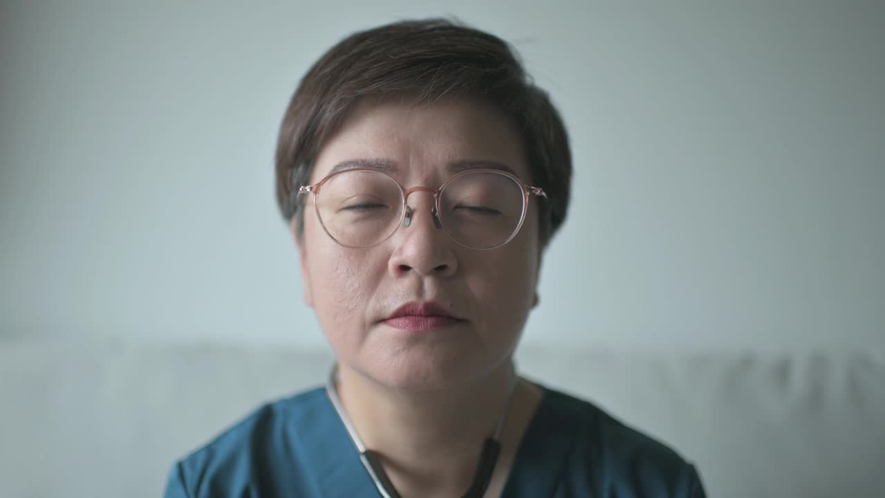 个人观点亚洲华人女医生用手电筒检查病人的口腔视频下载