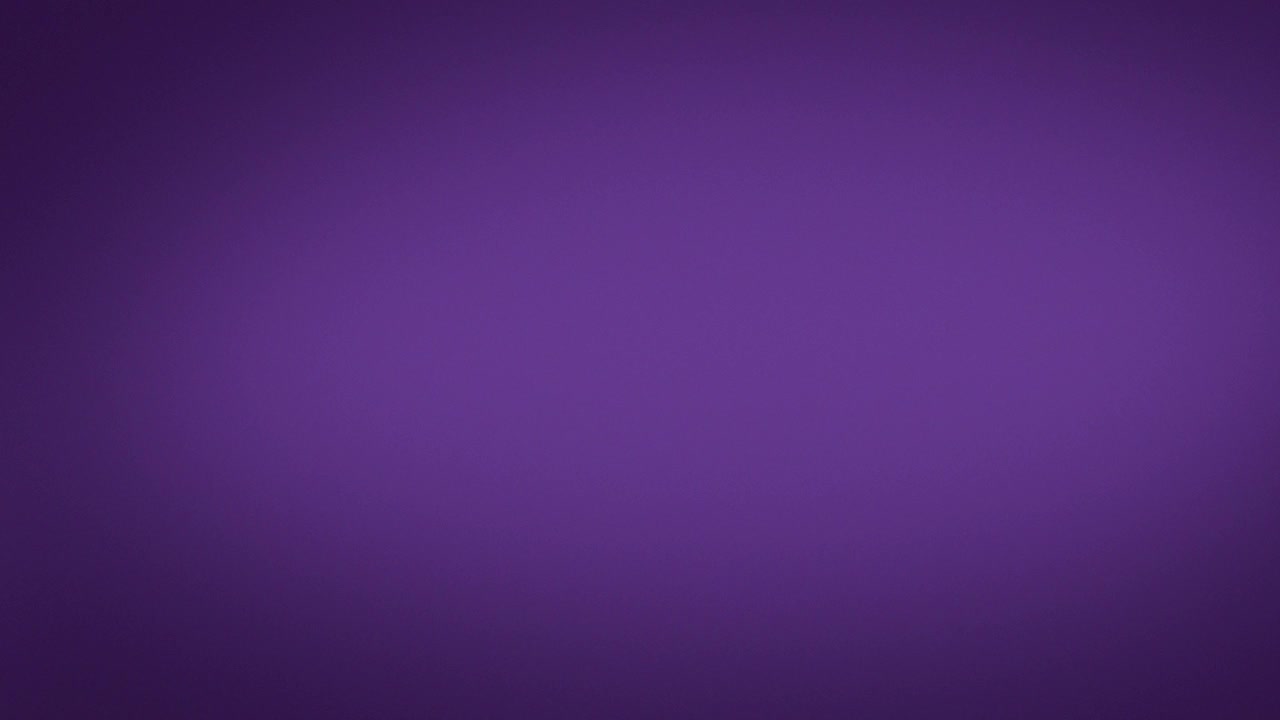 飞翔的蓝莓在紫色的背景视频下载