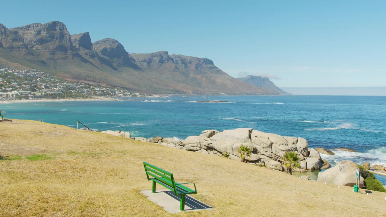 横扫坎普斯湾蓝旗海滩，与十二使徒山，开普敦，南非。视频素材
