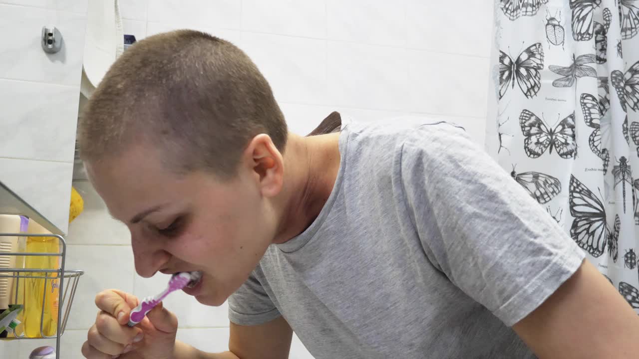 癌症幸存者在浴室刷牙视频素材