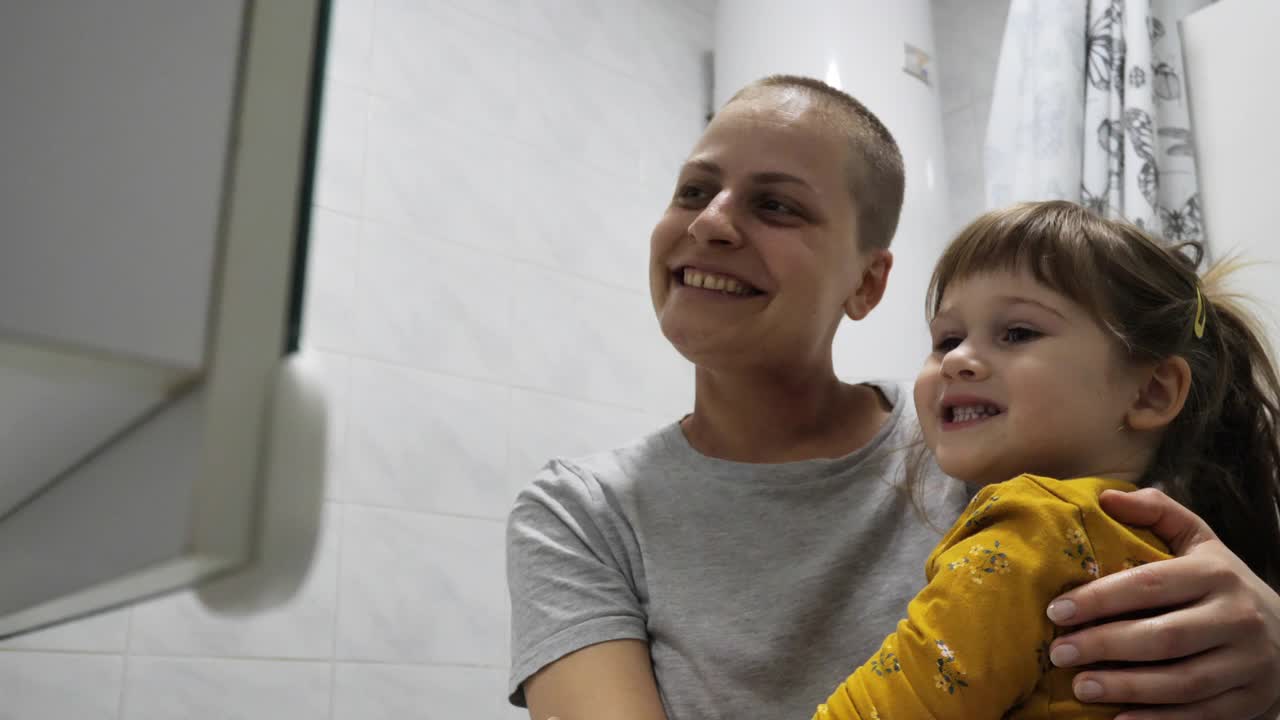 作为一个患癌症的单亲母亲抚养家庭视频素材
