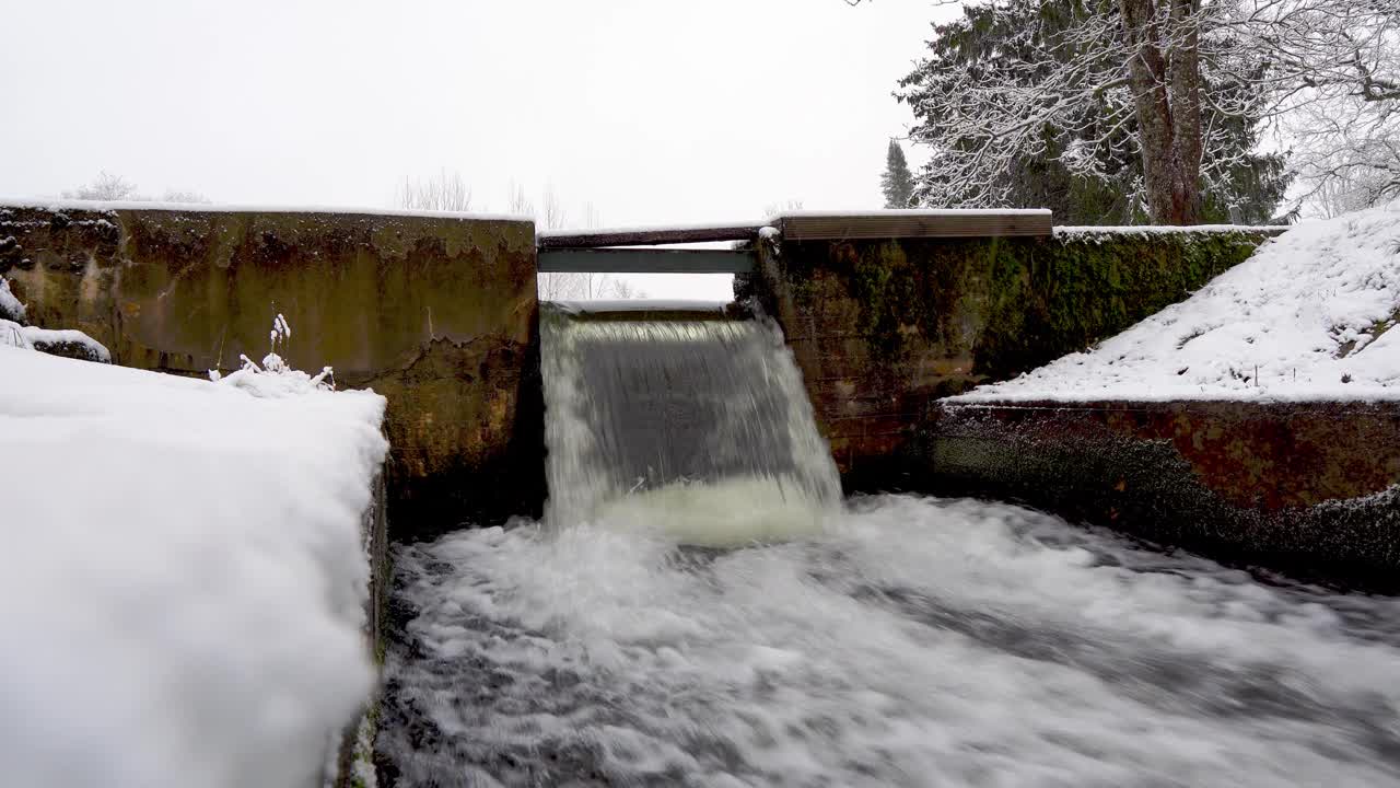 小河上的小水坝，冬天的白天，小河里的小瀑布。视频素材