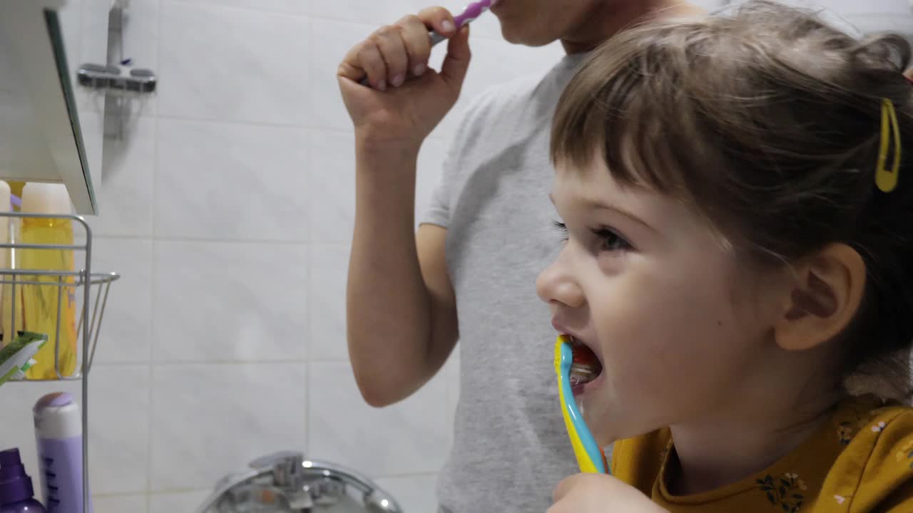 癌症患者母亲和女儿一起刷牙视频素材