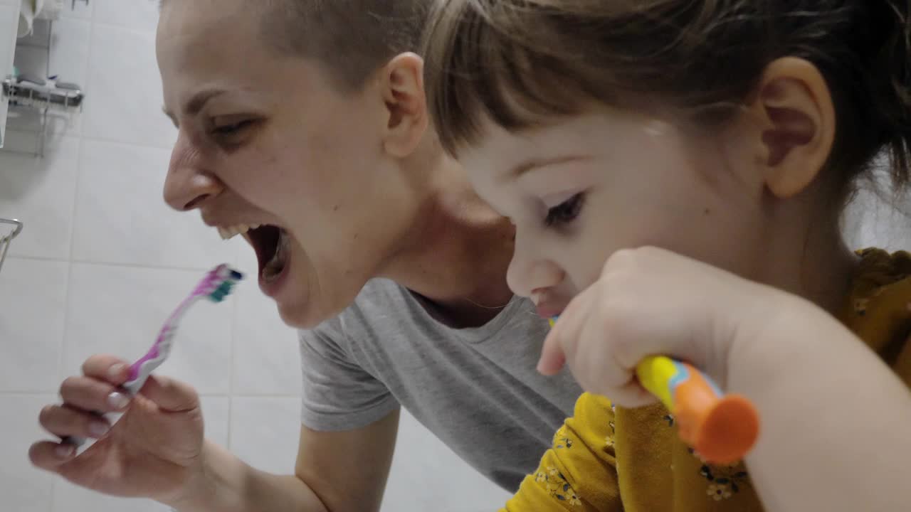 癌症患者母亲和女儿一起刷牙视频素材