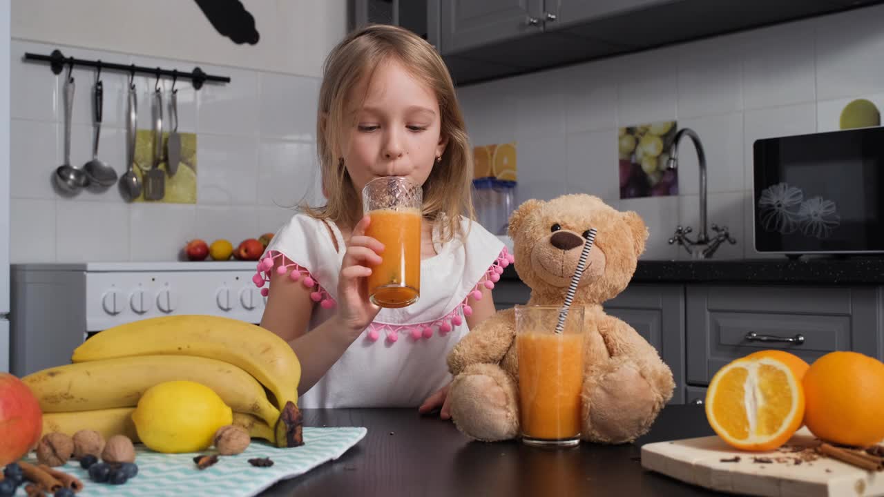 小女孩在厨房喝新鲜冰沙视频下载