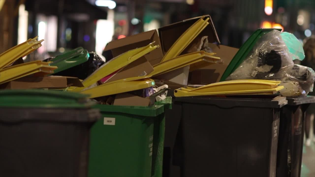 街上满是垃圾桶视频下载