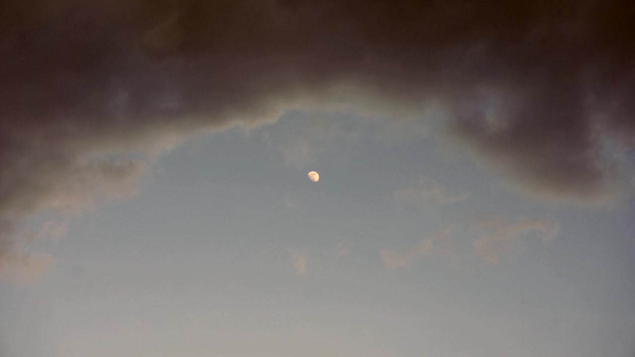月亮的时间在云层后面流逝视频素材