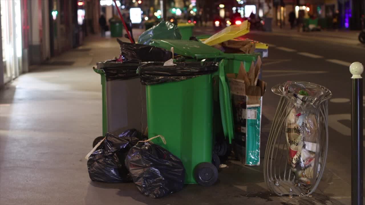 街上满是垃圾桶视频素材