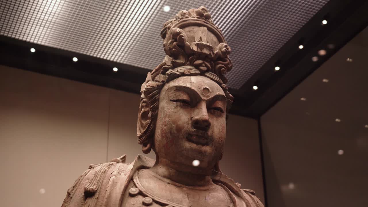 中国古代木雕菩萨视频素材