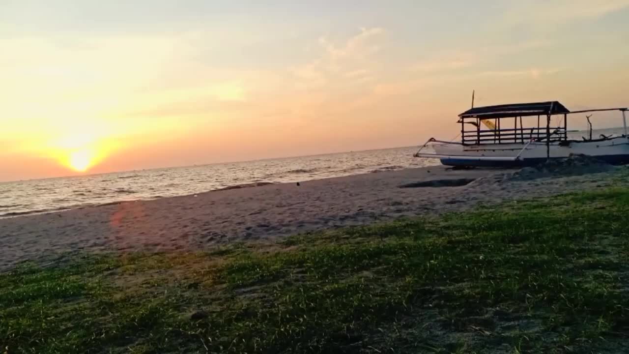 海滩上的日落景色视频素材