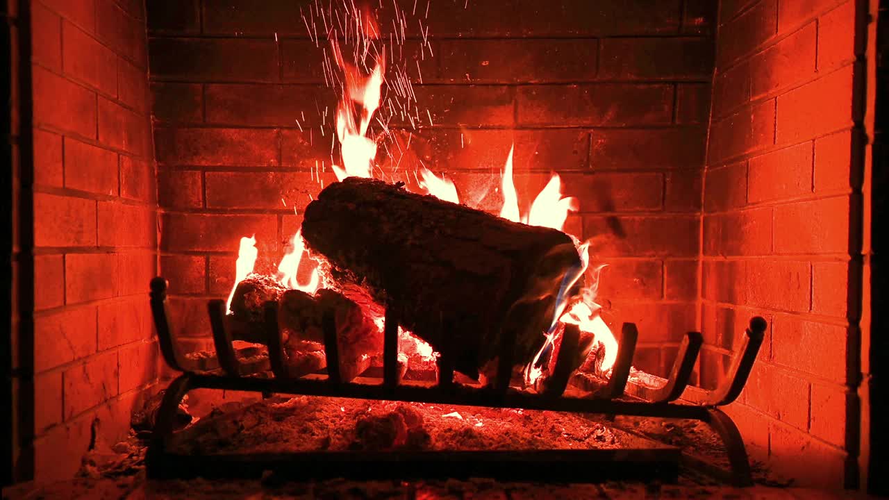 木柴在壁炉里燃烧的视频视频素材