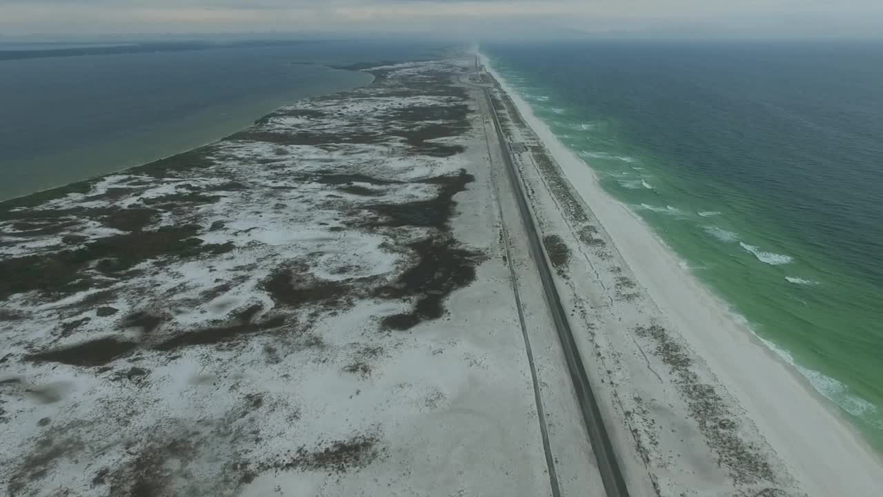 佛罗里达空荡荡的彭萨科拉海滩。墨西哥湾的背景和多云的天空视频下载
