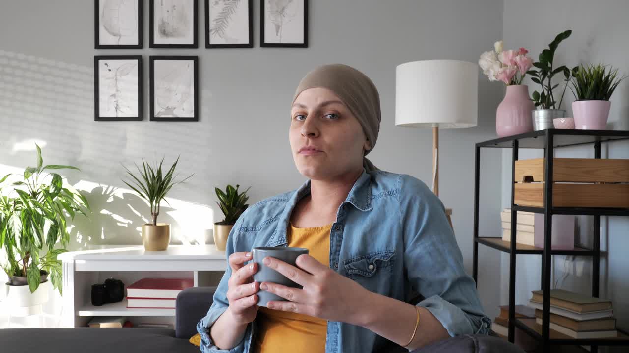 远处的癌症患者，戴着头巾视频素材
