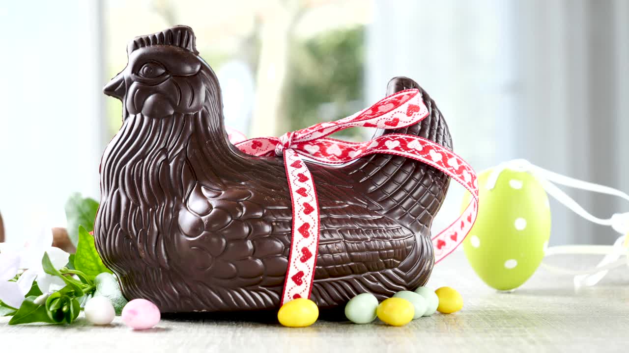 复活节快乐-复活节彩蛋糖果和巧克力母鸡视频素材