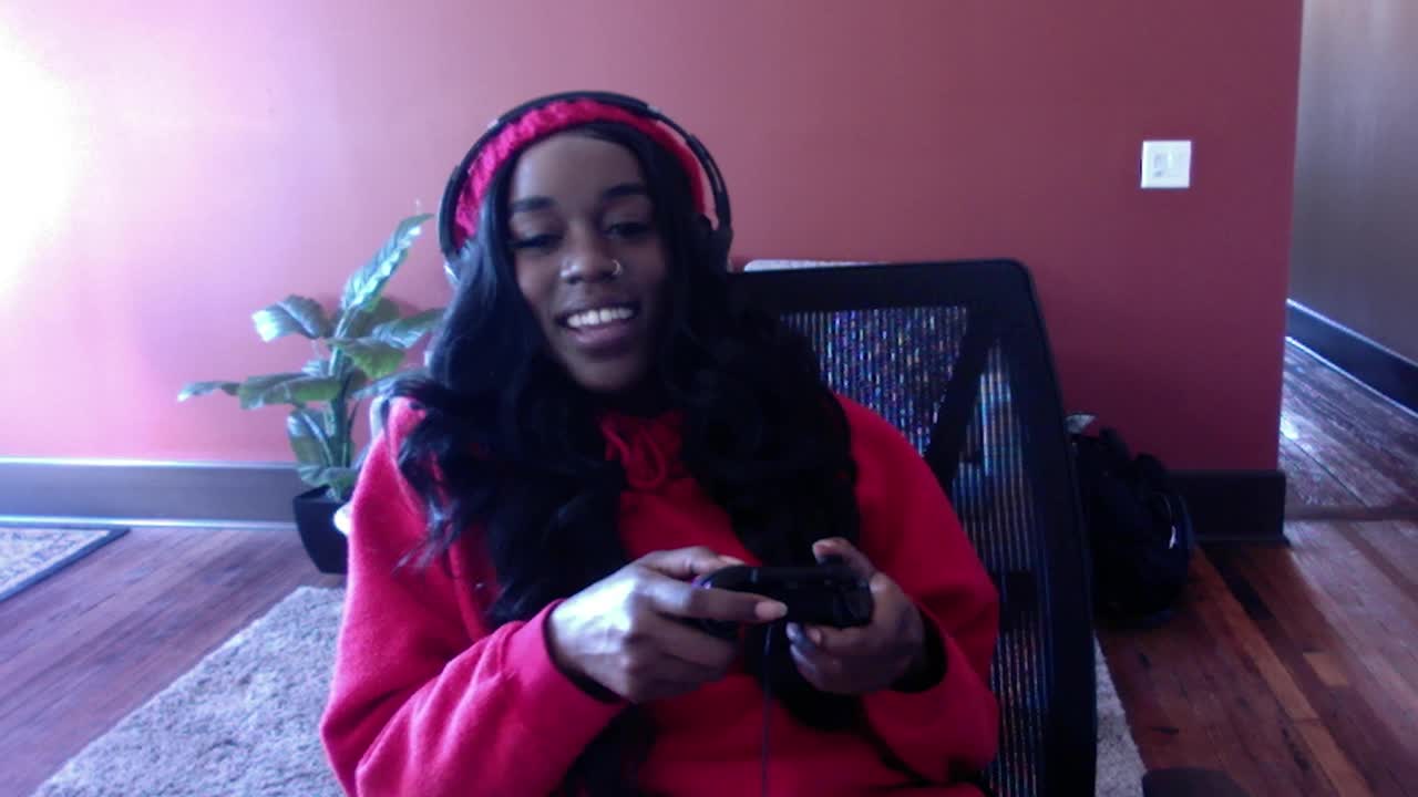 黑人妇女和朋友玩多人在线游戏视频下载