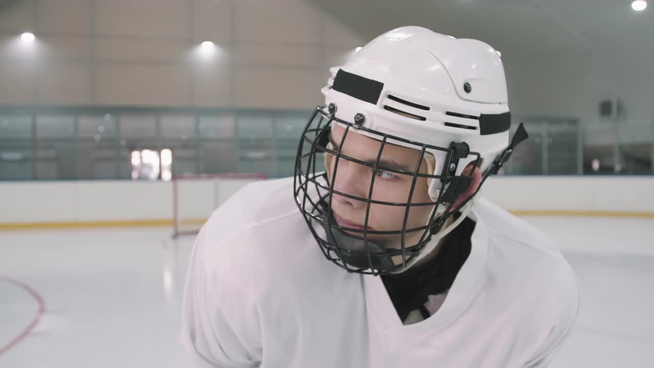 年轻男子曲棍球运动员戴着头盔与笼子视频素材