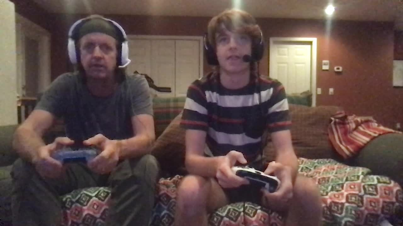 儿子在沙发上教父亲如何玩多人在线游戏视频下载
