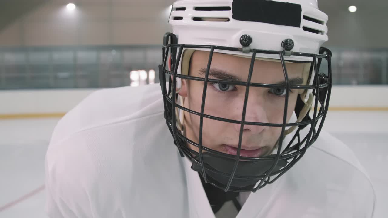 男子曲棍球运动员的肖像在头盔与笼子视频素材