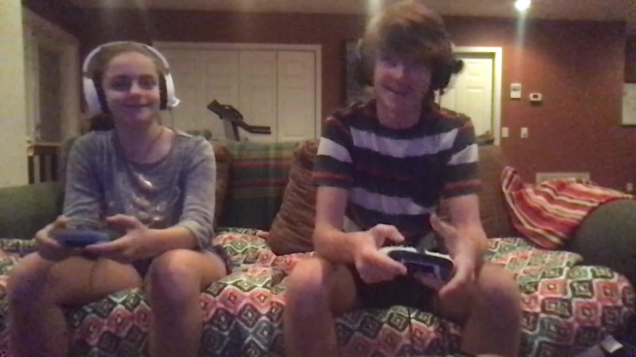 哥哥和妹妹一起在沙发上玩多人在线电子游戏视频下载