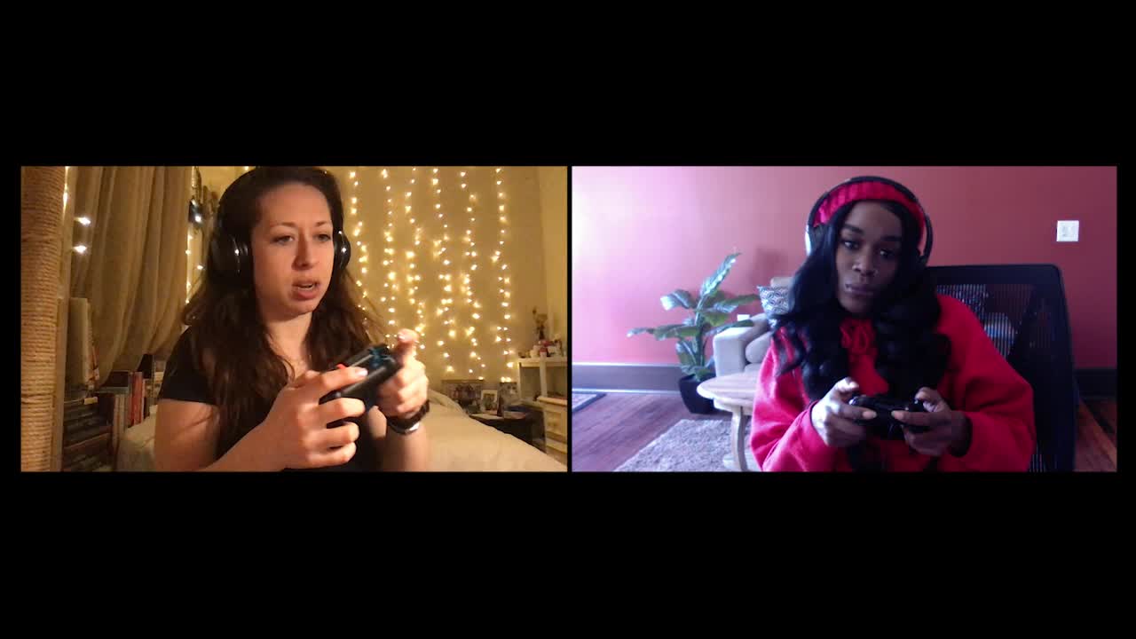 两个女人在视频通话中玩多人在线视频游戏视频素材