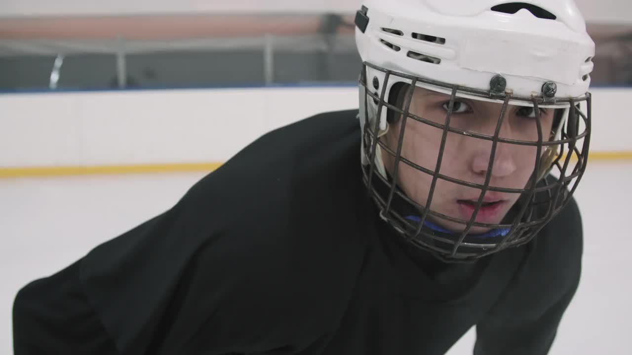 肖像的年轻曲棍球运动员在头盔与笼子视频素材