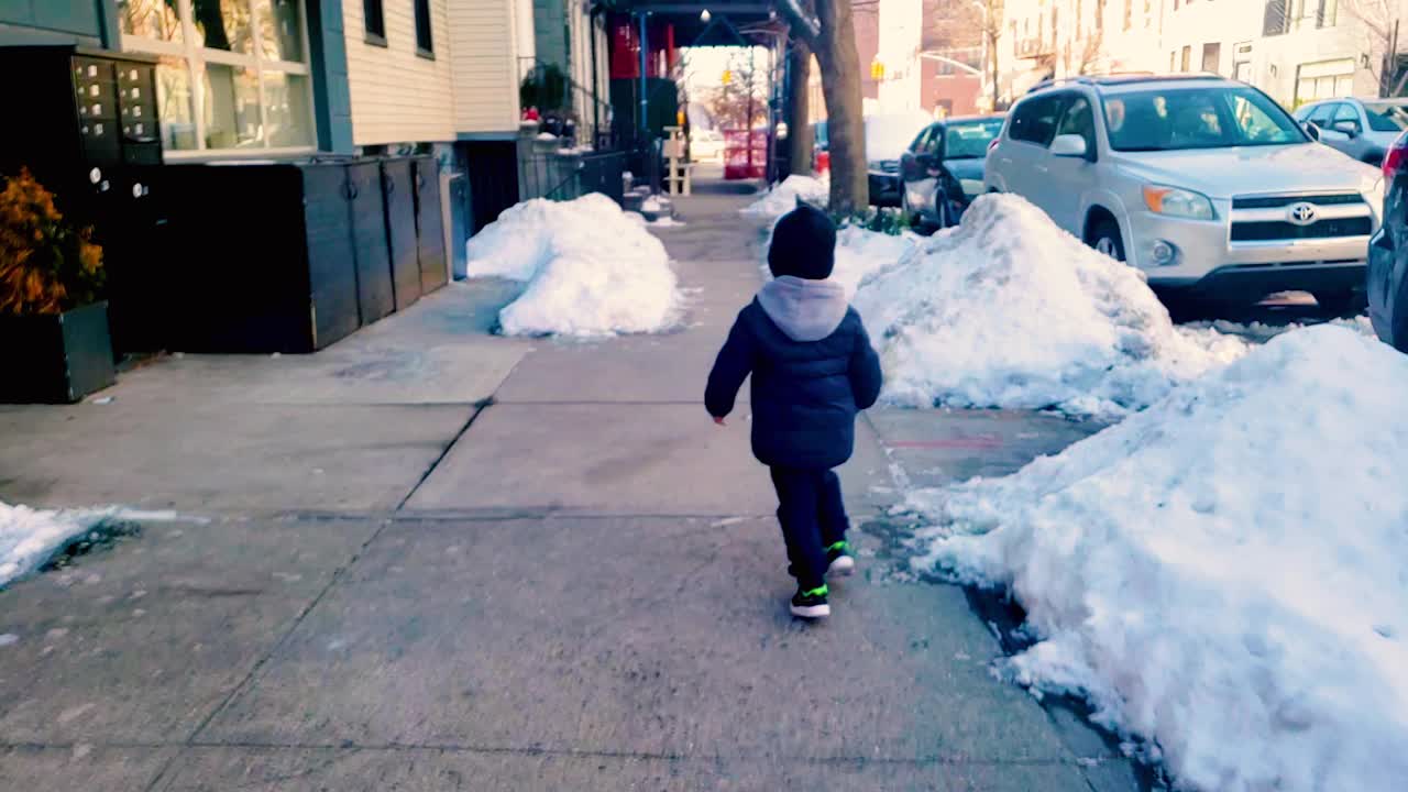男孩在人行道上跑步(戴着面具)-慢镜头-纽约市2021年视频下载