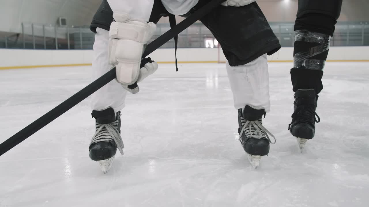 曲棍球运动员在溜冰场的腿视频素材