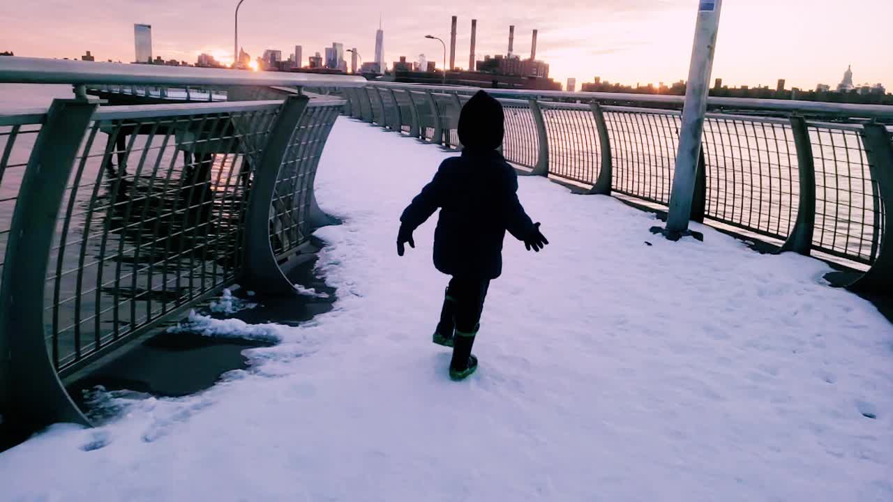 男孩在雪后的码头上跑步-慢镜头-纽约市2021年视频下载