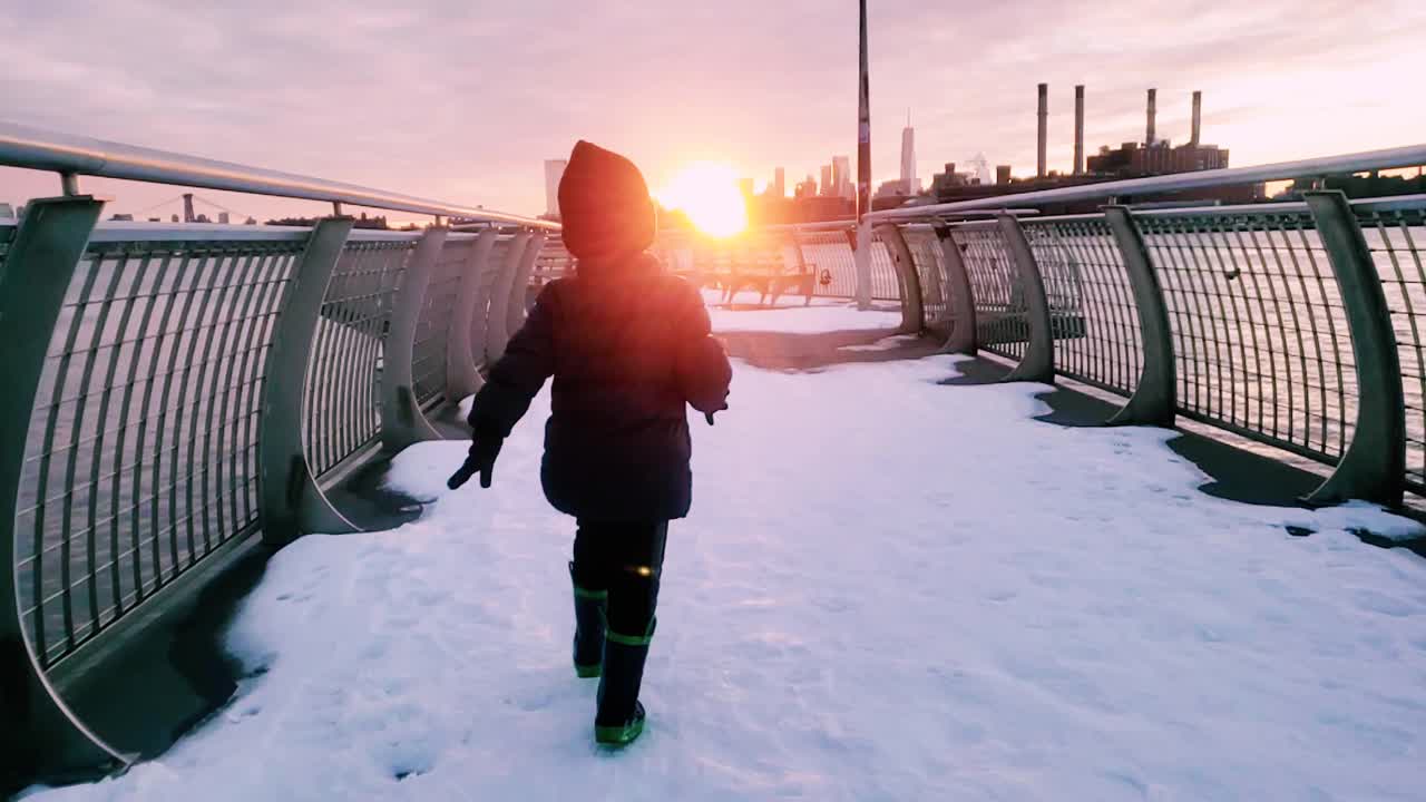 男孩在雪后的码头上跑步-慢镜头-纽约市2021年视频下载