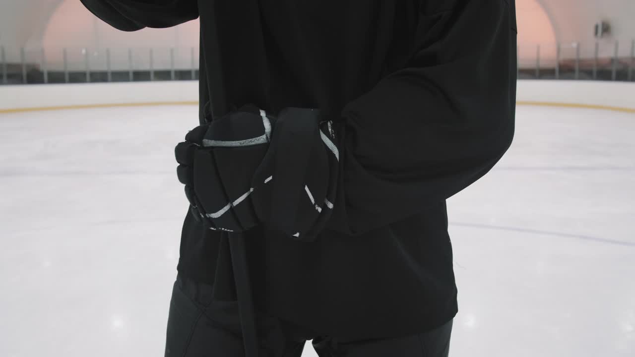 男子曲棍球运动员在黑色制服的肖像视频素材
