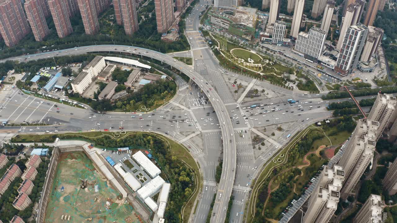 城市交通的无人机视图视频素材