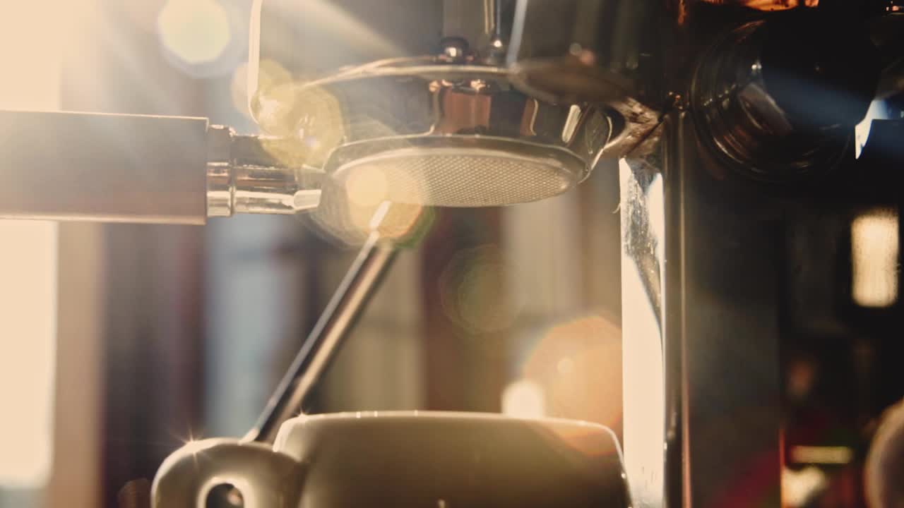 浓缩咖啡从咖啡壶里倒出来。视频下载