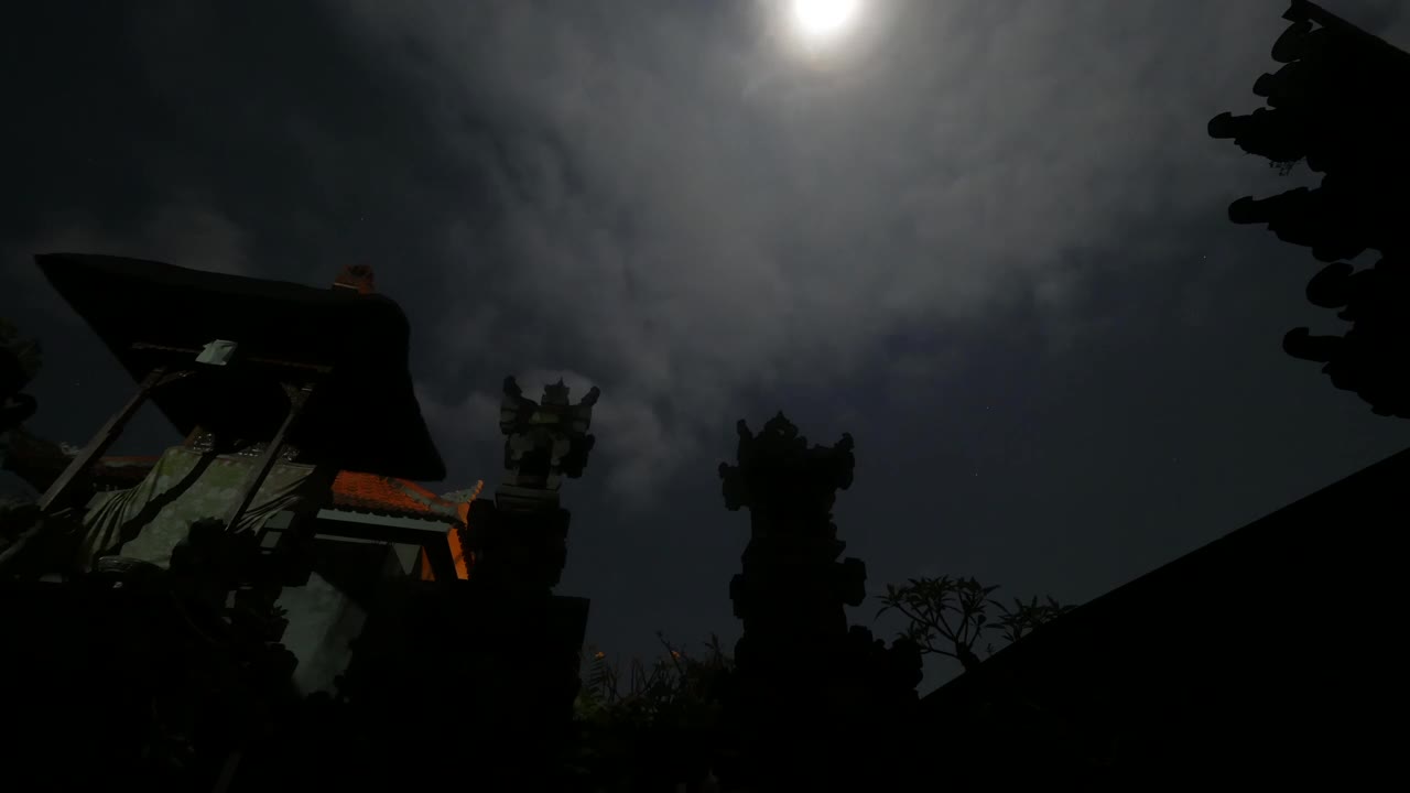 印度尼西亚巴厘岛乌布地区的夜空和云视频下载