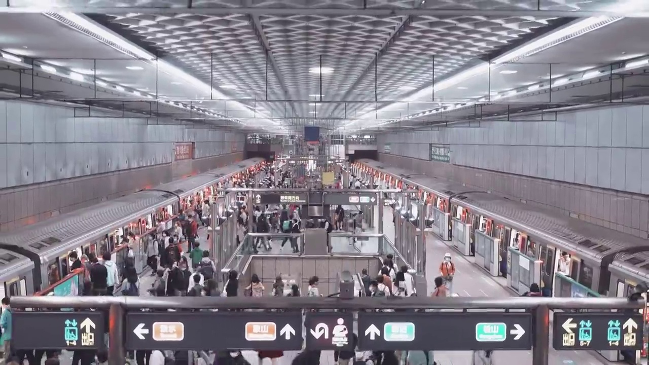 拥挤的人群在繁忙的车站，台湾视频素材