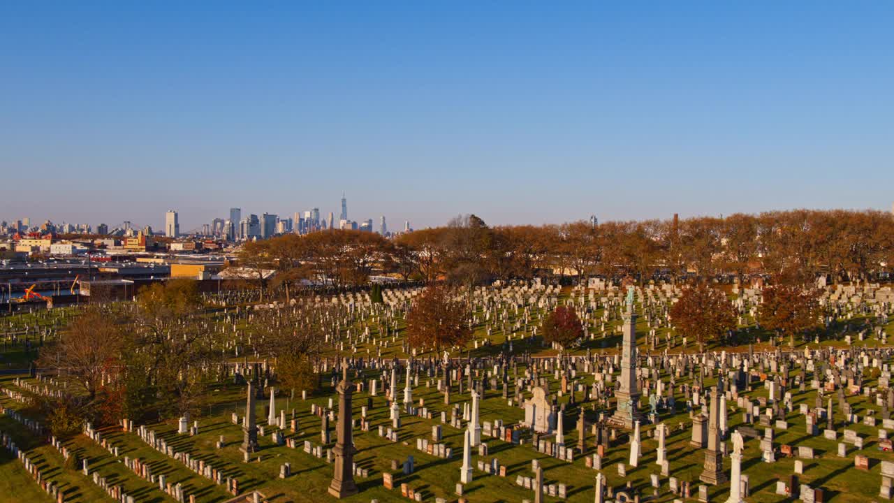 空中全景的骷髅墓地，皇后区，与遥远的曼哈顿在背景。无人机拍摄的视频，带有向后摄像动作。视频下载