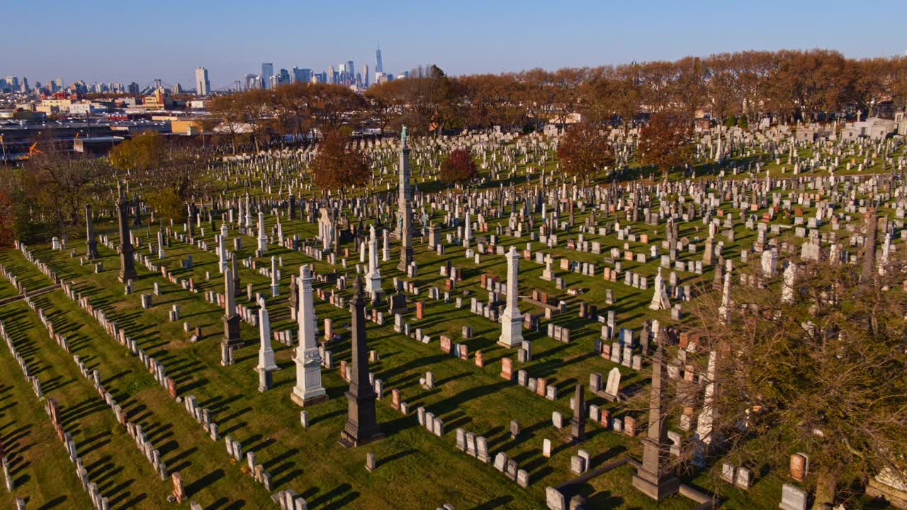 空中全景的骷髅墓地，皇后区，与遥远的曼哈顿在背景。无人机视频与平移摄像机运动。视频下载