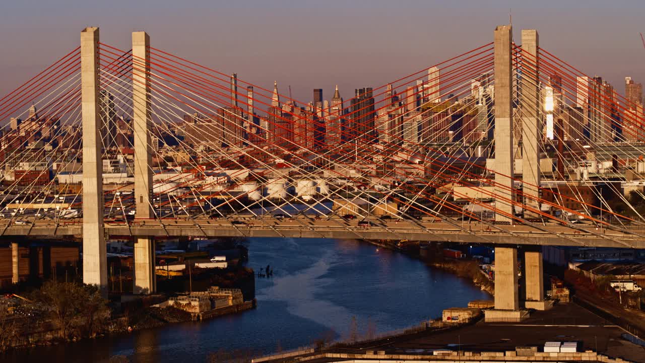 清晨从科修斯科大桥俯瞰曼哈顿中城的天际线。航拍视频与向前摄像机运动。视频下载