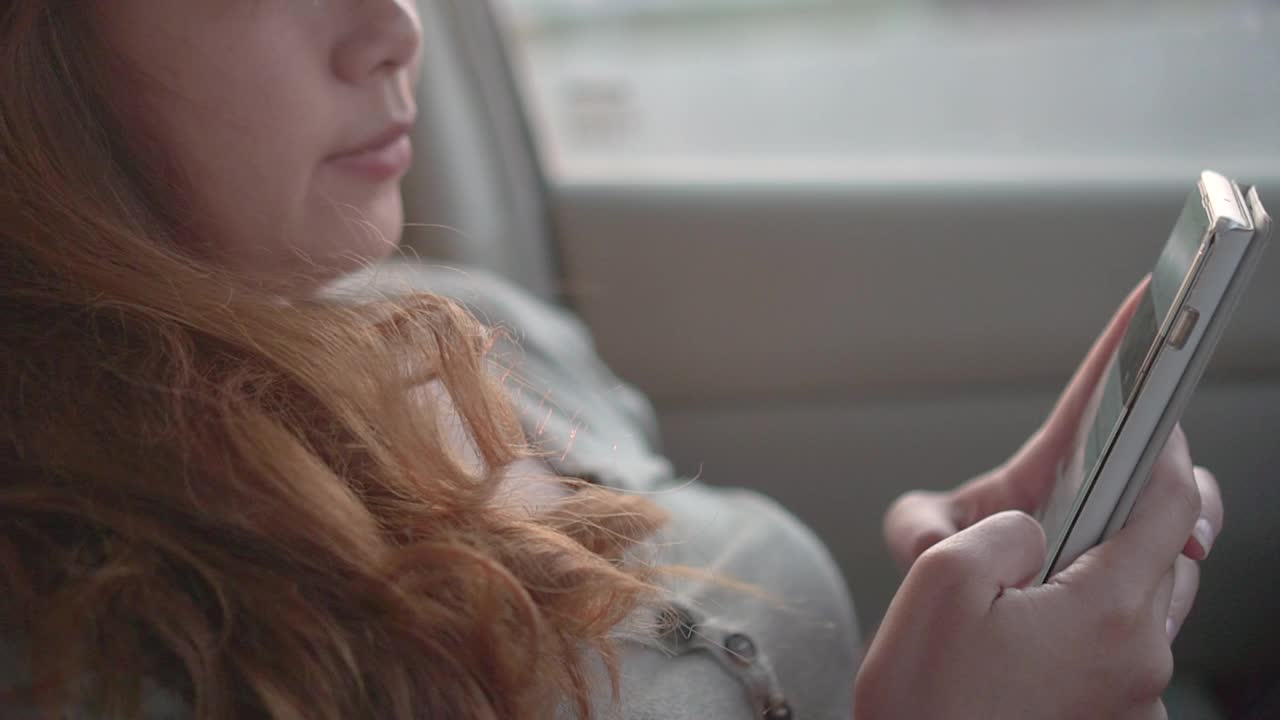 女性在旅行时使用智能手机视频素材