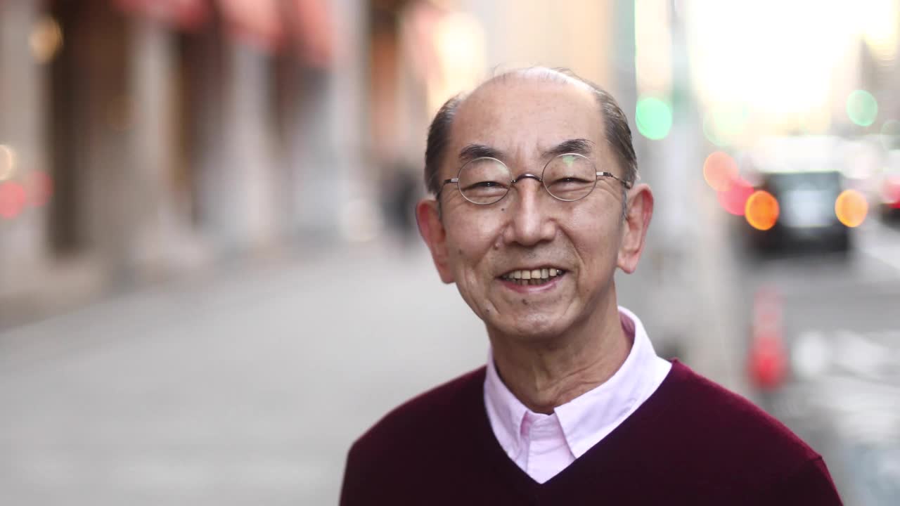 一位日本老人在东京街头微笑。视频素材