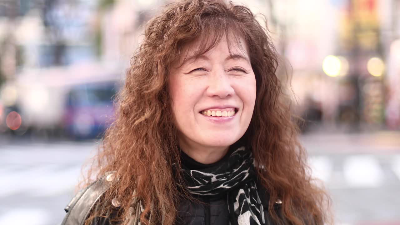 一位日本老年妇女在东京街头微笑的肖像视频素材