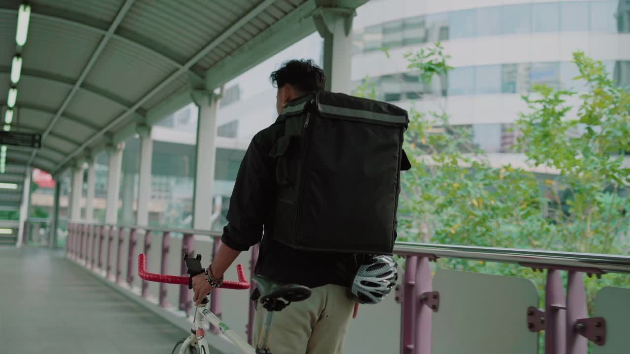 自行车快递员:在城市中使用公路自行车的通勤者视频下载