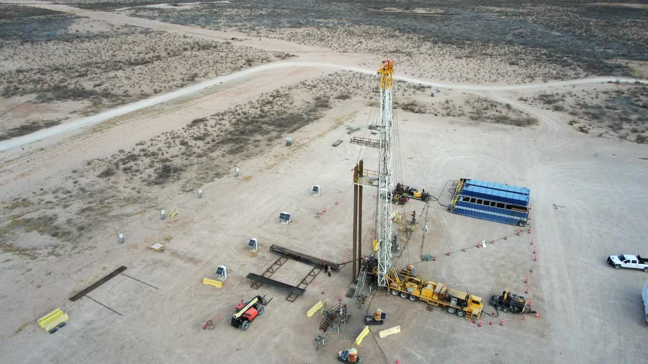 一个石油或天然气钻井平台的无人机视图视频素材