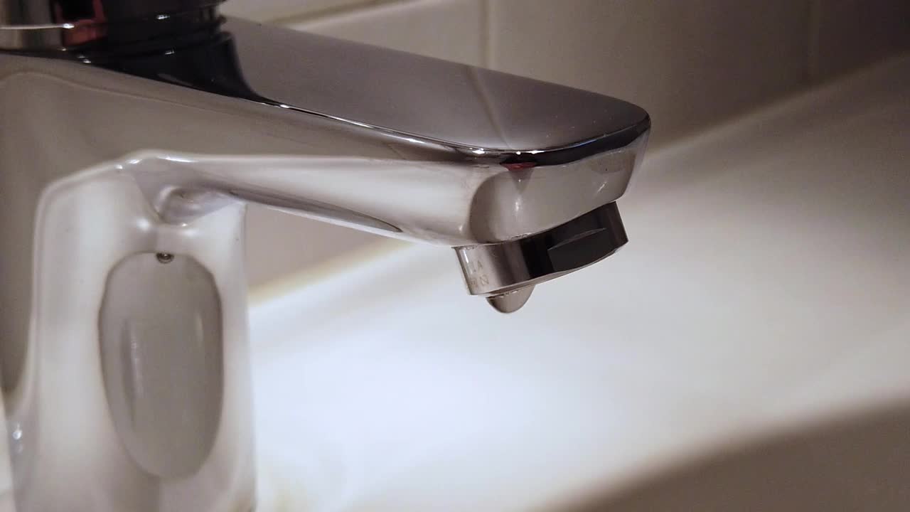 慢动作打开浴室的水龙头视频素材