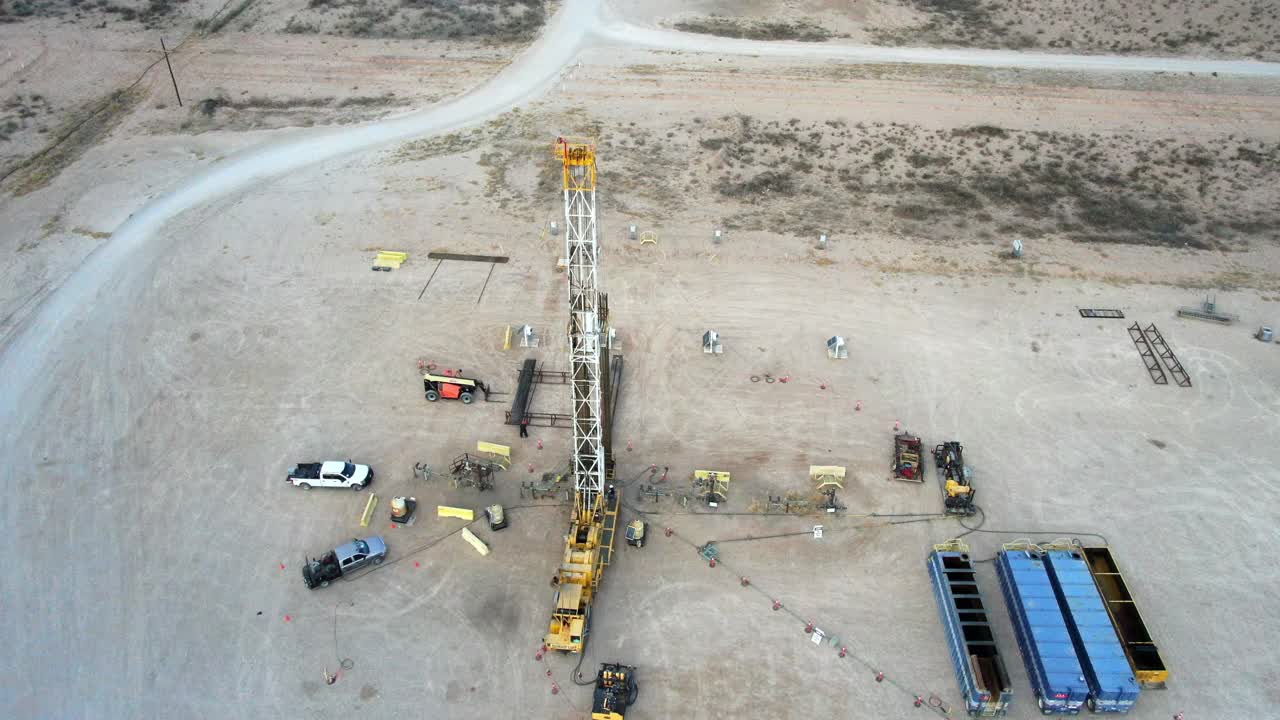 一个石油或天然气钻井平台的无人机视图视频素材